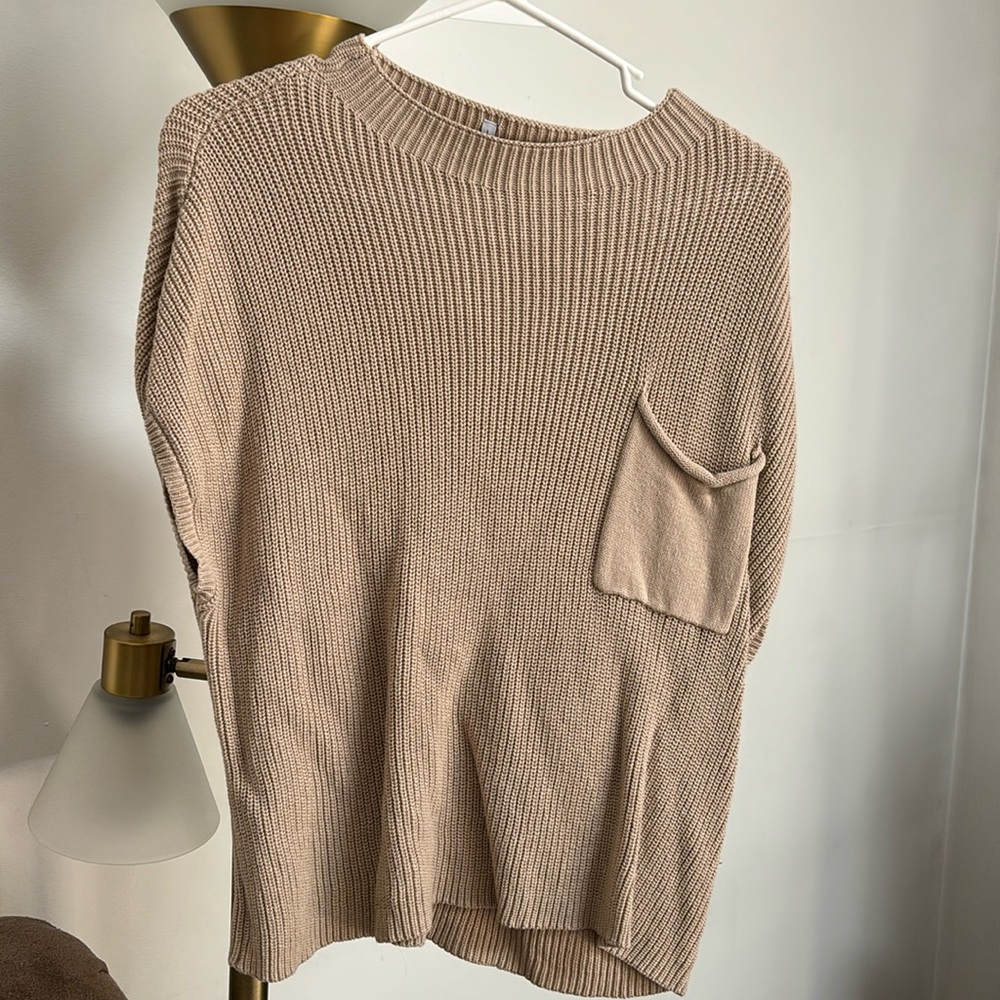 Tan Short Sleeve Sweater Top With Pocket 🤎 Size L